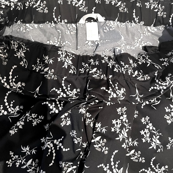 H&M Black & White A-line Floral Skirt - Picture 5 of 7